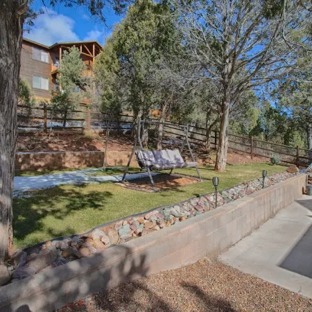 The Cabbage in Bison Ridge is minutes away from dining, hiking, and snow skiing.