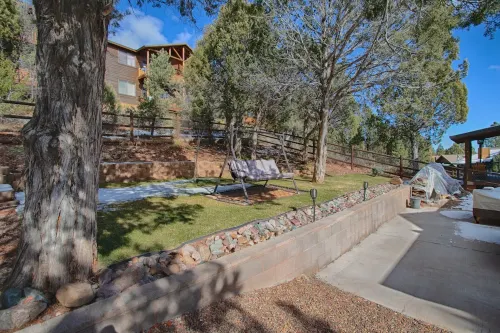 The Cabbage in Bison Ridge is minutes away from dining, hiking, and snow skiing.