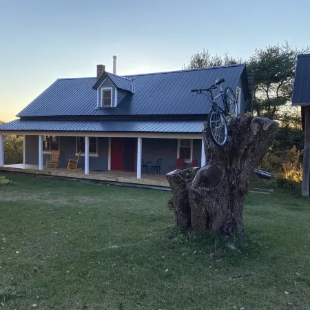 Colorful Farmhouse just minutes from East Burke, Kingdom Trails and Burke Mtn