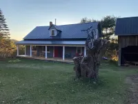 Colorful Farmhouse just minutes from East Burke, Kingdom Trails and Burke Mtn - Wifi