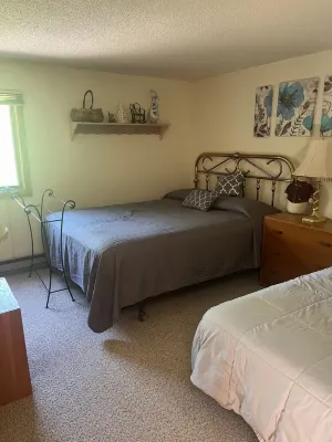 Roomy ski condo next to Mt. Snow, on the mover bus, with hot tub and sauna!