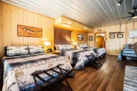 Luxury Riverfront Lodge Fishing, Hot Tub & White River Access and Ozark Views”