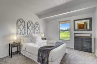 Inviting 5 Bedroom Home Centrally Located Hotels near Men's Wearhouse