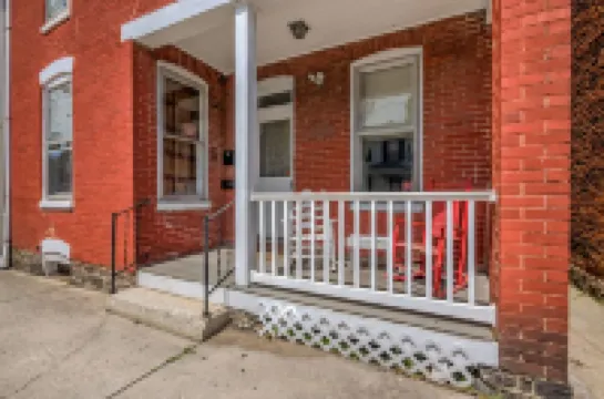 Lincoln Quarters, 2nd floor,  Only 2 blocks to the center of town.