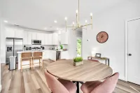 Sleek 3BR Pet-Friendly Oasis, Close to City