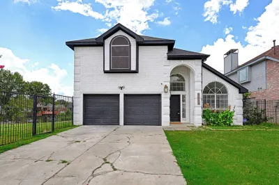 Spacious 4-bedroom house in peaceful Irving with WiFi, AC, Keyak fun Hotels near ALDI