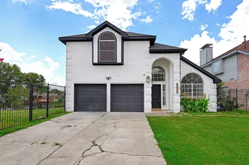 Spacious 4-bedroom house in peaceful Irving with WiFi, AC, Keyak fun