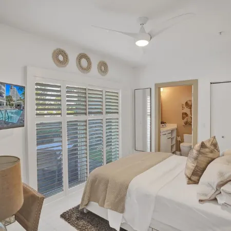 LUXURY STAY W/BEACH, POOL, GYM, and SPA! Restaurants & bars across street also!