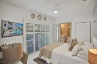 LUXURY STAY  W/BEACH, POOL, GYM, and SPA! Restaurants & bars across street also!