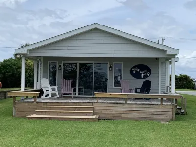Biggie's Bungalow - Waterfront House with Dock Hotels near Oceanana Pier & Pier House Restaurant