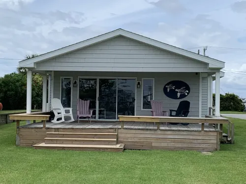 Biggie's Bungalow - Waterfront House with Dock - 4-Star