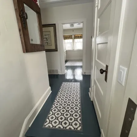 Charming Carriage House near VanderVeer Park