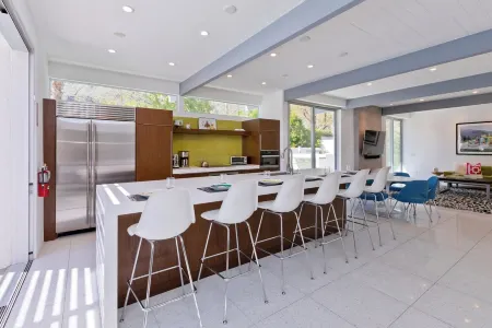 Experience Palm Springs living near Indian Canyons. Las Palmas Oasis, ID #4720