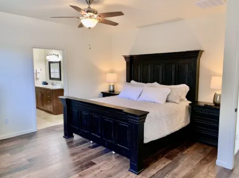 The Desert Moon- A luxurious retreat w/ amazing patio, shuffleboard, EV charger