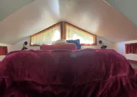 Ulee’s Gold: Cozy Cottage + Loft + Pet-Friendly