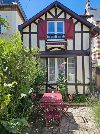 Maison Dans L'éventail de Cabourg ,50 m AV de la mer ,400m Plage. Idéal Famille Отели рядом с достопримечательностью «Méridien De l'Amour»