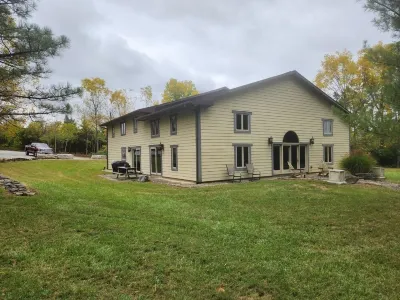 Cozy lodge with indoor pool, hot tub, loft and more! Great for a close getaway! Hotel dekat Charleston Falls Preserve