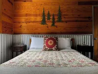 Mennonite Built Cabin on 81 acres surrounded by 30,000 acres of state park Hotels in Bledsoe County
