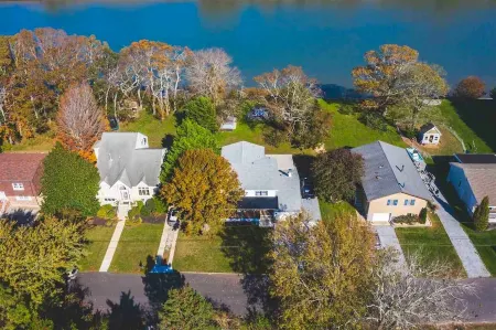 Cape May Modern Waterfront Farmhouse on Island Отели рядом с достопримечательностью «Cape May Lighthouse»