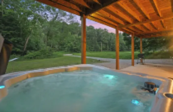 Modern Rustic Retreat ~Newly Built with Hot Tub and EV Charger, ~6mi to Ash Cave