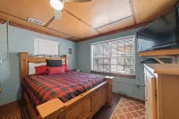 San Marcos Get Away! Waterfront with Gameroom and Pickleball Court! No Pets! Hotels in Martindale