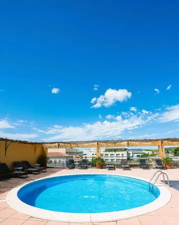 Avignon Grand Hotel Отели рядом с достопримечательностью «Mairie d'Avignon»