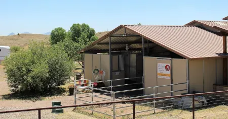 for animal lovers - cute, little Bunkhouse attached to the horse barn