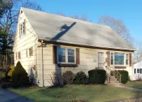 Cape Cod home in great location! Walk to downtown