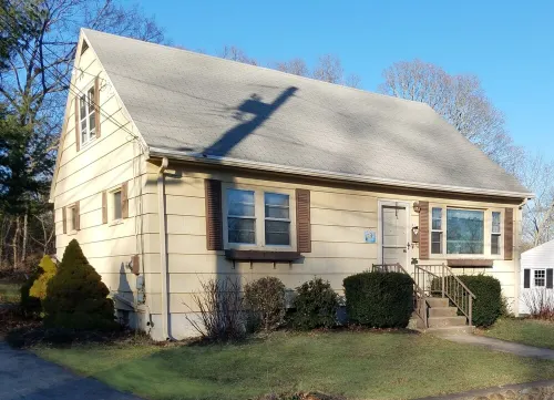 Cape Cod home in great location! Walk to downtown Hotels in Pawcatuck