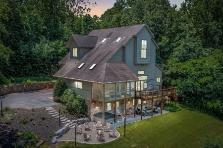 Sleeps 19+ with Hot tub, Game Room & Swing Set