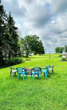 Experience the charm of a lakefront cottage, perfect for year-round enjoyment!