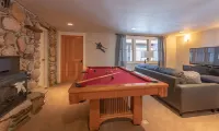 Fantastic Ski Access: Sleeps 10 HotTub GameRoom Huge Kitchen  Perfect for Groups