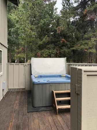 IN SUNRIVER-Beautiful, remodeled, 3BR/3BA, HotTub, 8SHARC Passes, Pets OK Отели в г. Санривер