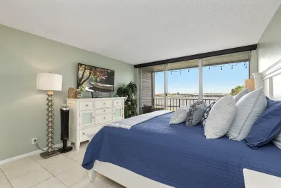 Resort Style Serenity on Lake Conroe: Tennis, Lake-Side Pool, Gym, Marina