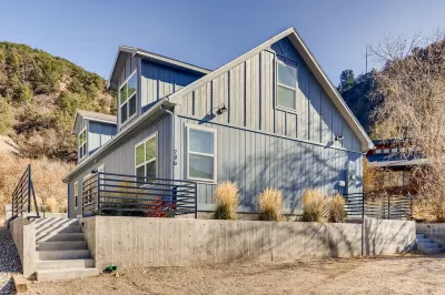 Downtown Lookout Base - A Family Friendly Home Hotel dekat Iron Mountain Hot Springs