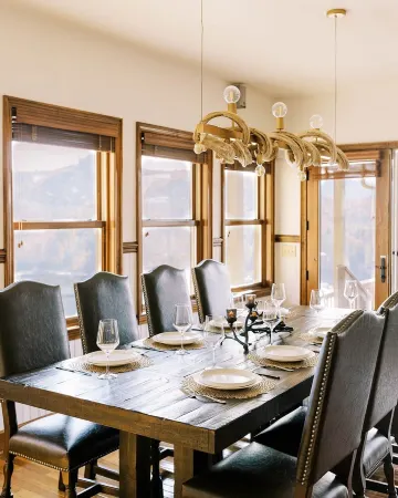 10-min. drive to Cashiers. Scenic lake and mountain range vistas.