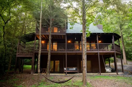 Steps from the River, Fast Internet, Hot Tub, Fishing, Peaceful, Family Friendly