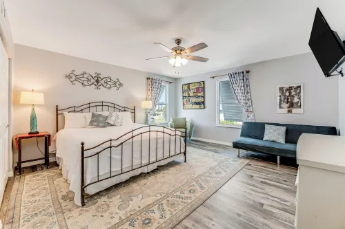 1,500 sq/ft retro style 3 bedroom 2 bath king bed Big Rig parking. Garage!