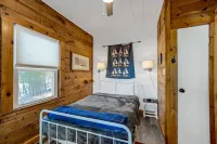 Tranquil, serene Sebago Lakefront House on 2 wooded acres - 300ft waterfront! - 발코니
