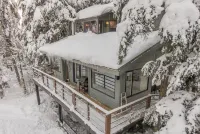 Amazing cabin close to lifts, brewery, dining, hiking and biking. Hotel in zona Centro Conservazione Wildlife
