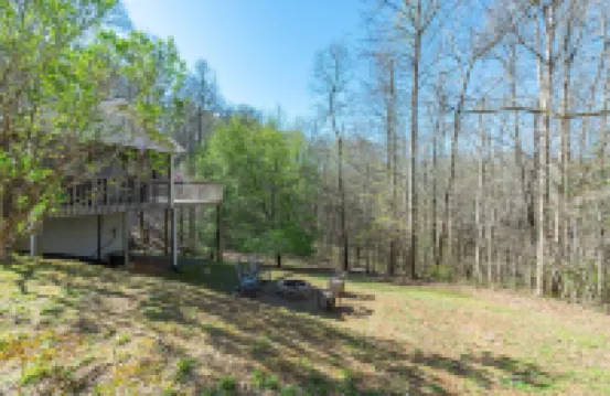 Spacious Mtn Getaway~Fire Pit+Grill, WiFi, Private, Mins to Downtown Burnsville! 揚西縣酒店