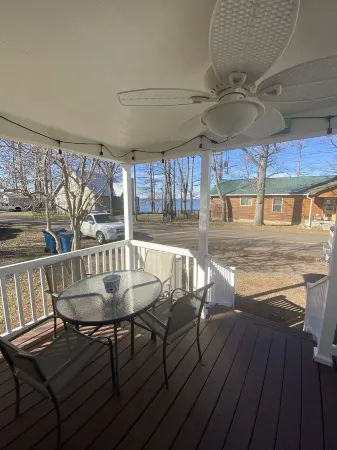 Great location just across the street from Reelfoot Lake close to boat ramps