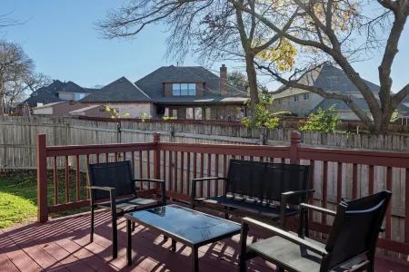 Yard, Parking & Wi-Fi at Quiet Stay Near DFW