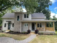 Battlefield Bungalow- Walk to Pickleball & Downtown!