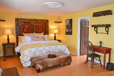 B-E-Y-O-N-D CHARMING ~ STROLL to OLD TOWN~  FANTASTIC REVIEWS