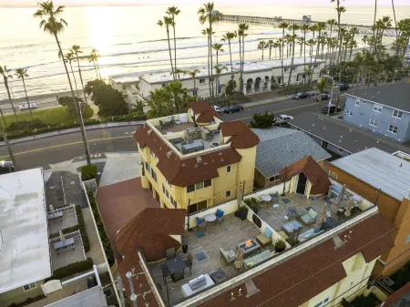 Heart of coastal Oceanside-Ocean view roof top Deck! 100 steps to Beach!