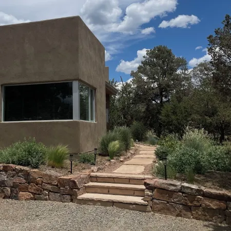 Modern-1 Mile to Plaza-Floor to Ceiling Windows-Mountain Views-Wildlife.