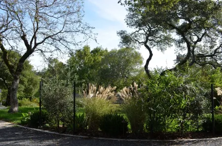 Gorgeous 2Bd + Loft with Deck and Gardens. Soaring 20 ft ceilings, huge windows!