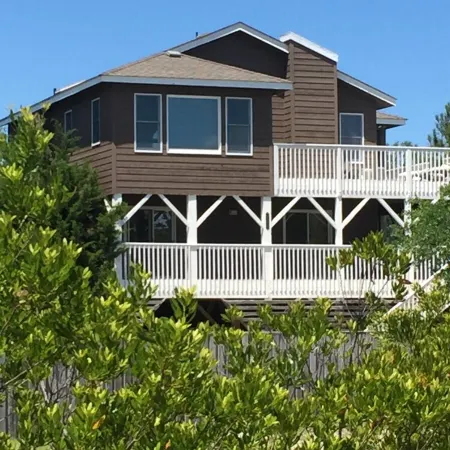Charming cottage 2 blocks from the beach