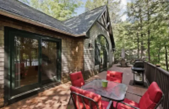 Private, Spacious Lakefront Home: Mooring & Floating Dock & Walk to Quaint Town